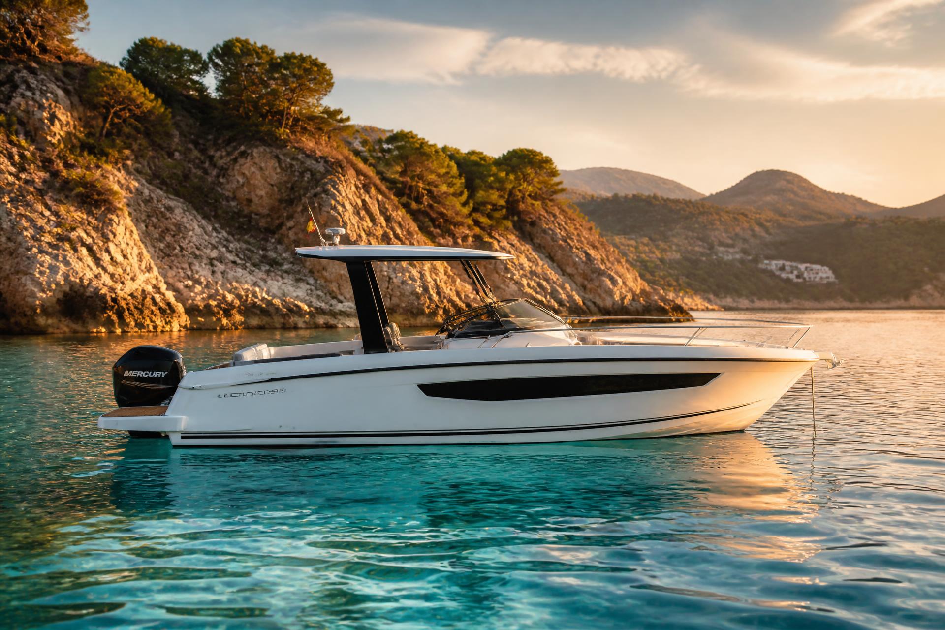 Yate de lujo navegando por la costa de Alicante al atardecer